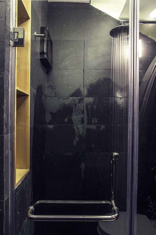 Foto di una piccola stanza da bagno minimal con WC monopezzo, piastrelle nere, piastrelle in pietra, pareti nere e pavimento in ardesia