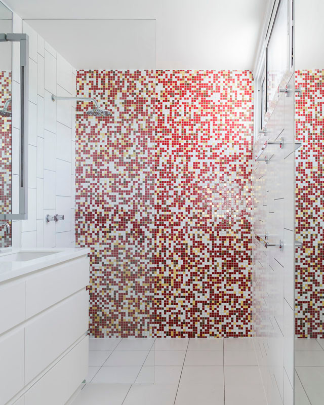 Idées déco pour une petite salle de bain contemporaine avec des portes de placard blanches, un plan de toilette en surface solide, une douche ouverte, un carrelage blanc, des carreaux de céramique, un mur rouge et un sol en carrelage de céramique.