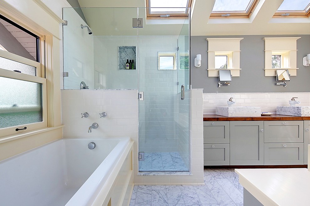 Cette image montre une salle de bain traditionnelle avec un carrelage métro et une vasque.
