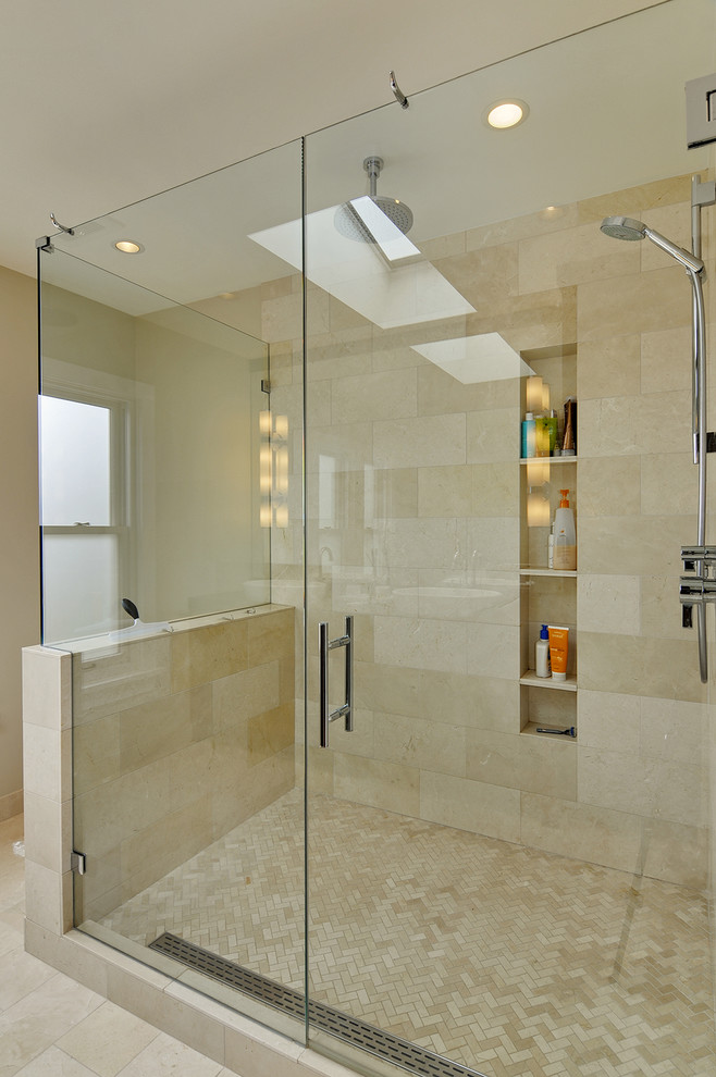 Foto di una stanza da bagno padronale classica con zona vasca/doccia separata, piastrelle beige, piastrelle di pietra calcarea e porta doccia a battente