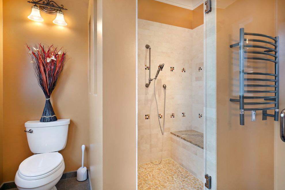 На фото: ванная комната в классическом стиле с душем в нише, раздельным унитазом, бежевой плиткой и керамической плиткой с