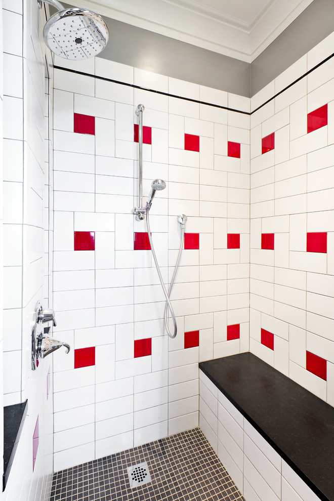 Modelo de cuarto de baño actual con ducha empotrada, baldosas y/o azulejos multicolor y baldosas y/o azulejos de cerámica