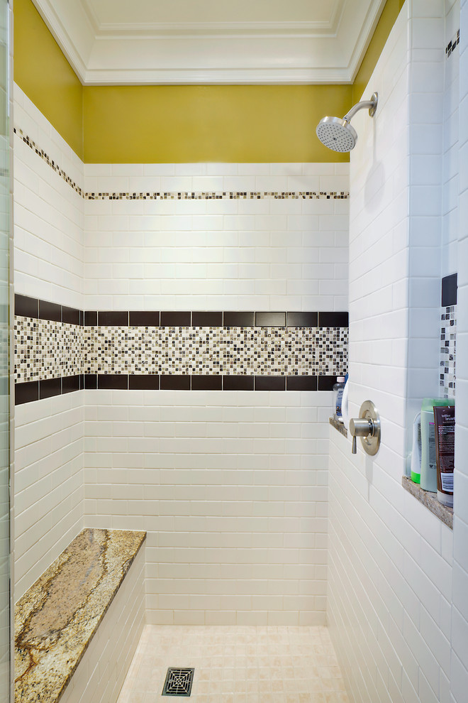 Aménagement d'une douche en alcôve classique avec un carrelage blanc et des carreaux de céramique.