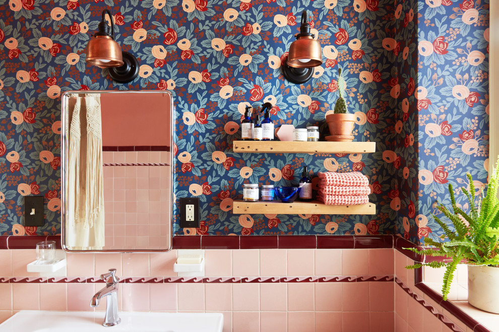 Идея дизайна: маленькая детская ванная комната в стиле фьюжн с серыми фасадами, розовой плиткой, красной плиткой, керамической плиткой, консольной раковиной, столешницей из искусственного камня, белой столешницей, тумбой под одну раковину, напольной тумбой и оранжевыми стенами для на участке и в саду