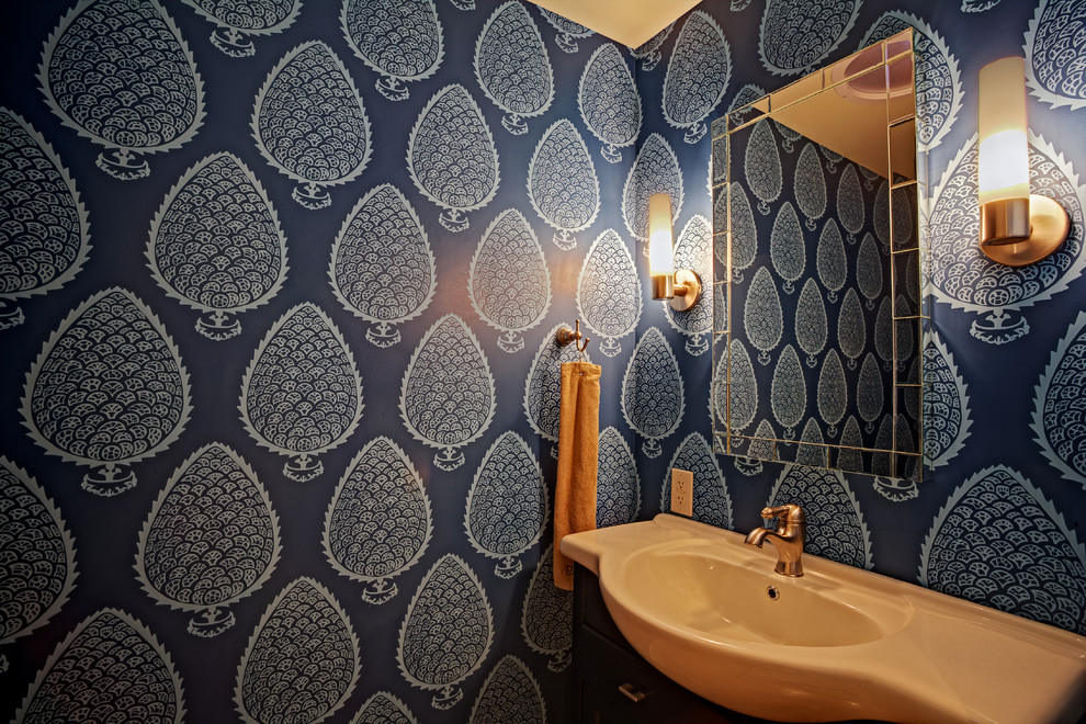 Idee per una stanza da bagno design di medie dimensioni con pareti blu
