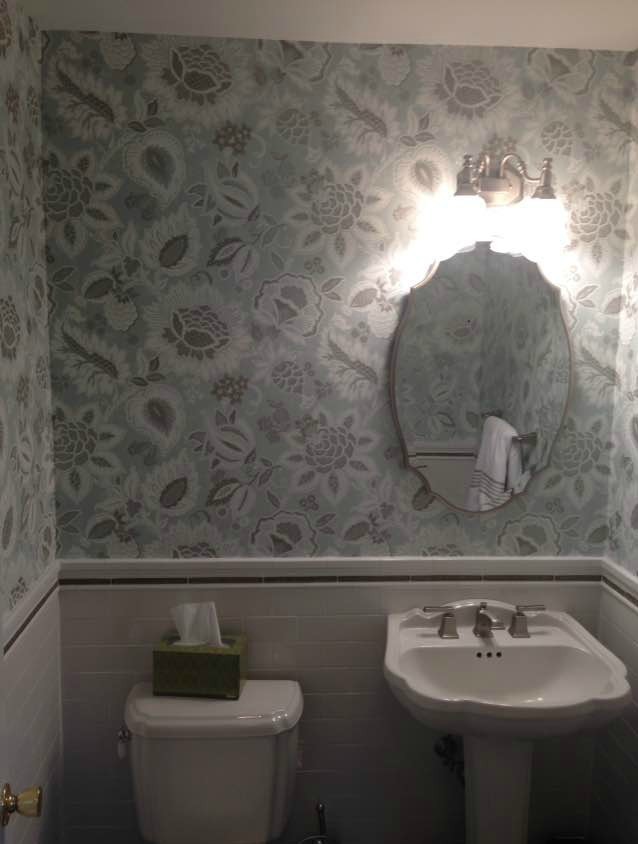 Inspiration pour une petite salle de bain rustique avec WC séparés, un carrelage blanc, des carreaux de céramique et un lavabo de ferme.