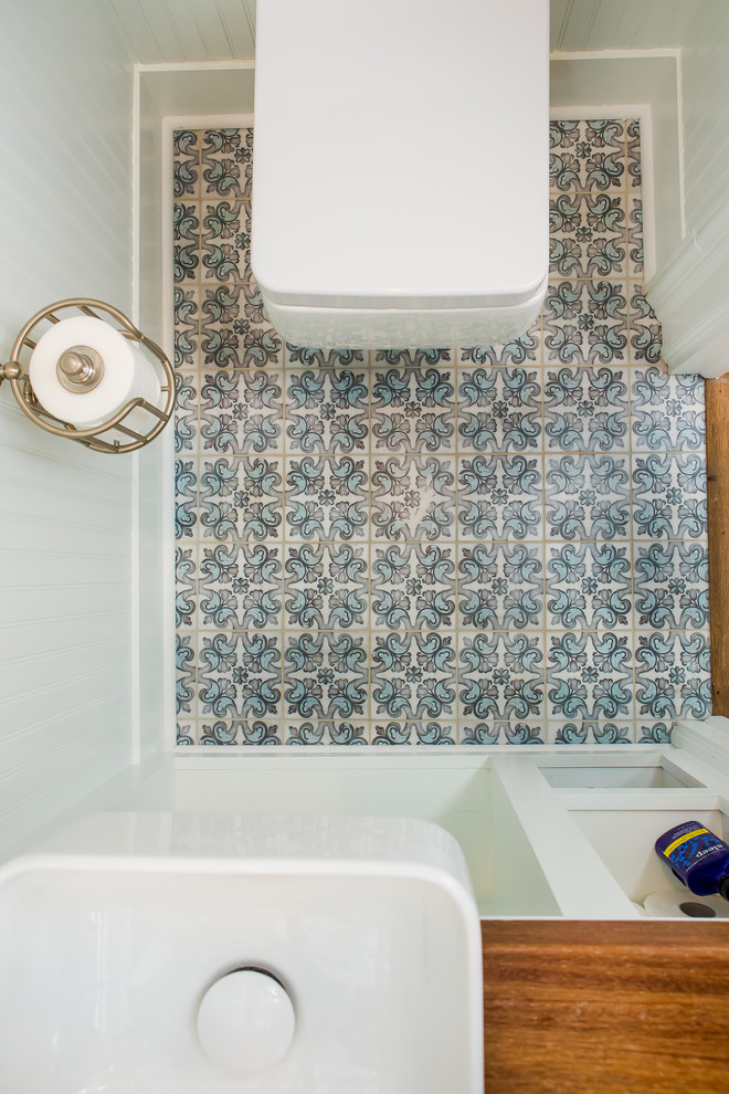 Cette photo montre une petite salle de bain chic avec un placard en trompe-l'oeil, des portes de placard blanches, WC à poser, un mur blanc, un sol en marbre, un lavabo suspendu, un plan de toilette en bois et un sol bleu.
