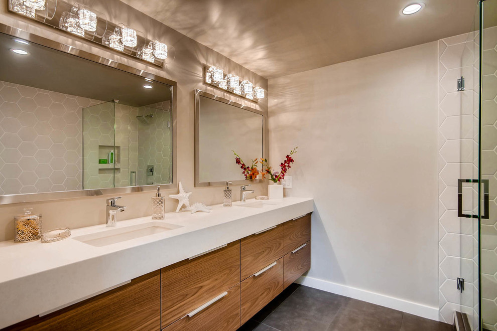 Ejemplo de cuarto de baño principal campestre con armarios con paneles lisos, puertas de armario marrones, paredes beige, lavabo bajoencimera, suelo gris y encimeras blancas