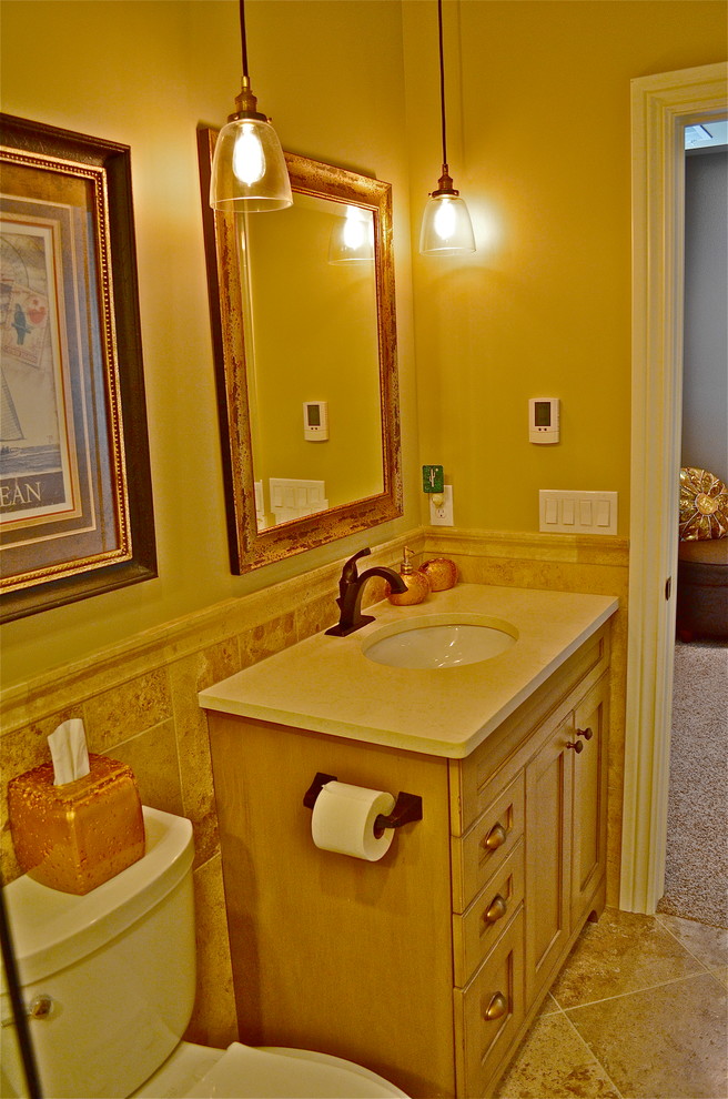Пример оригинального дизайна: ванная комната в стиле рустика с врезной раковиной, столешницей из искусственного камня и полом из травертина