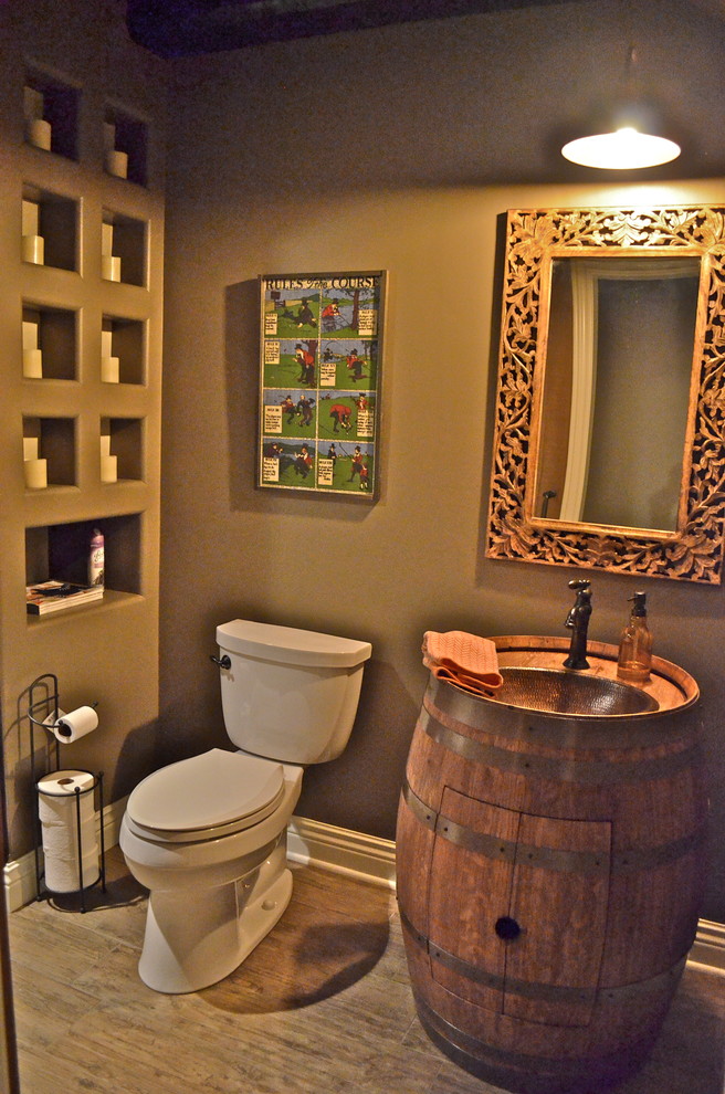 Immagine di una stanza da bagno stile rurale con top in legno, piastrelle in ceramica e pavimento con piastrelle in ceramica
