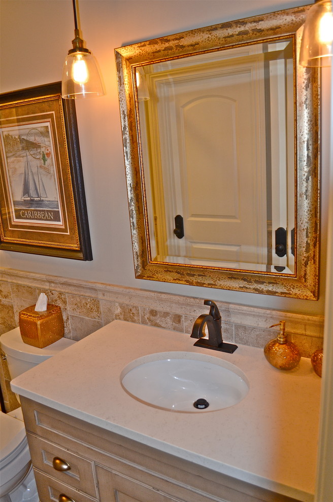 Inredning av ett rustikt badrum, med ett undermonterad handfat, bänkskiva i akrylsten och travertin golv
