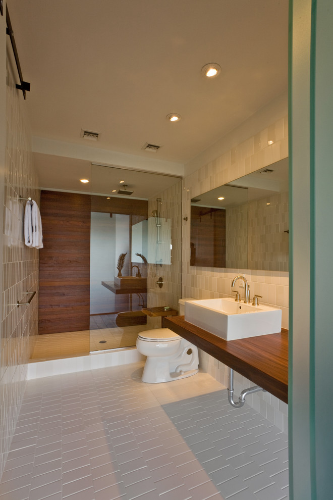 Ejemplo de cuarto de baño actual con encimera de madera, ducha abierta, sanitario de dos piezas, baldosas y/o azulejos grises, baldosas y/o azulejos de cerámica y suelo de baldosas de cerámica