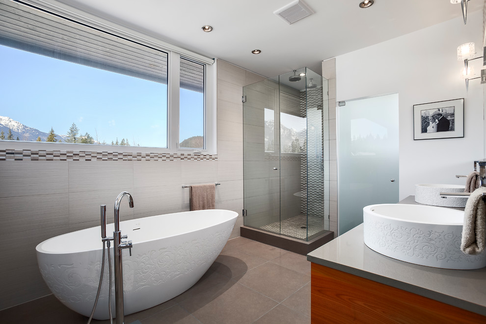 Idée de décoration pour une salle de bain minimaliste avec un placard à porte plane.