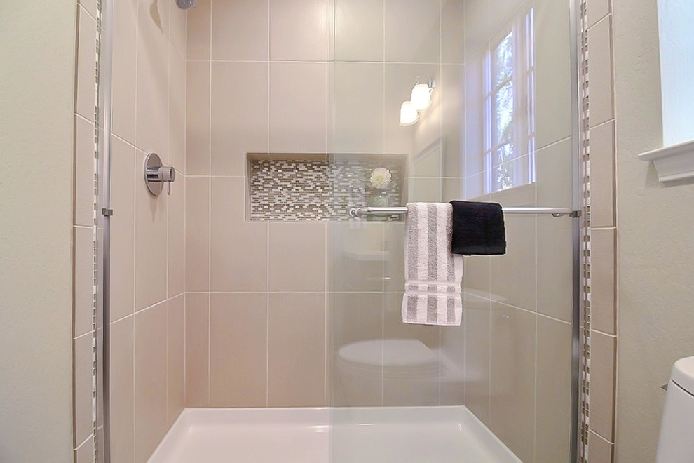 Idées déco pour une petite salle de bain classique en bois clair avec un placard à porte shaker, WC à poser, un carrelage beige, un carrelage blanc, mosaïque, un mur beige, un sol en travertin, un lavabo encastré et un plan de toilette en surface solide.