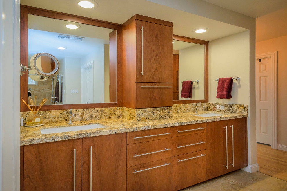 Modernes Badezimmer En Suite mit Unterbauwaschbecken, flächenbündigen Schrankfronten, hellbraunen Holzschränken und Granit-Waschbecken/Waschtisch in San Francisco