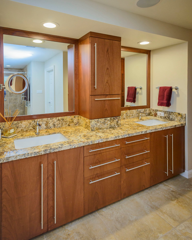 Modernes Badezimmer En Suite mit Unterbauwaschbecken, flächenbündigen Schrankfronten, hellbraunen Holzschränken, Granit-Waschbecken/Waschtisch und Porzellan-Bodenfliesen in San Francisco