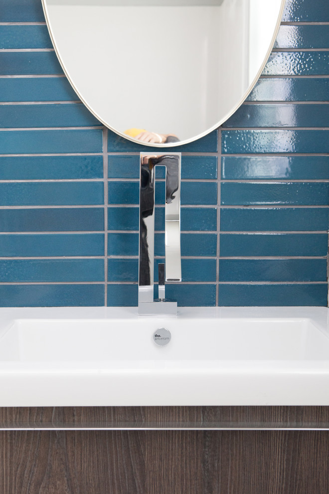 Exemple d'une salle de bain rétro en bois brun pour enfant avec un placard à porte plane, un carrelage bleu, des carreaux de céramique, un mur gris et un sol en carrelage de céramique.