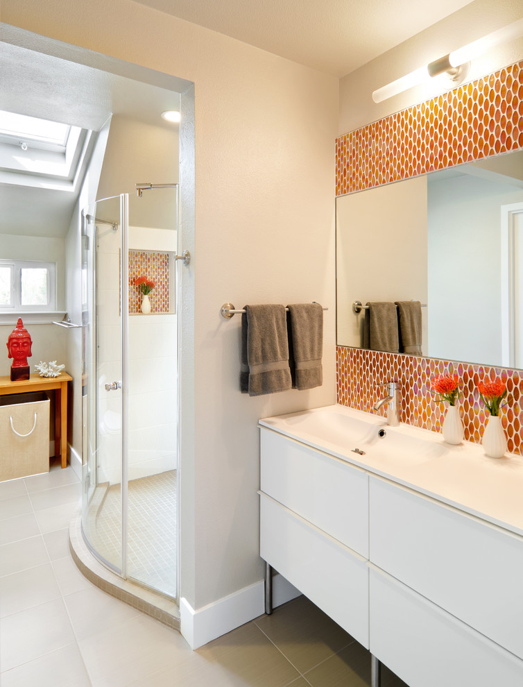 Foto på ett mellanstort funkis badrum för barn, med ett integrerad handfat, släta luckor, vita skåp, orange kakel, mosaik, beige väggar, en öppen dusch, klinkergolv i porslin och dusch med gångjärnsdörr