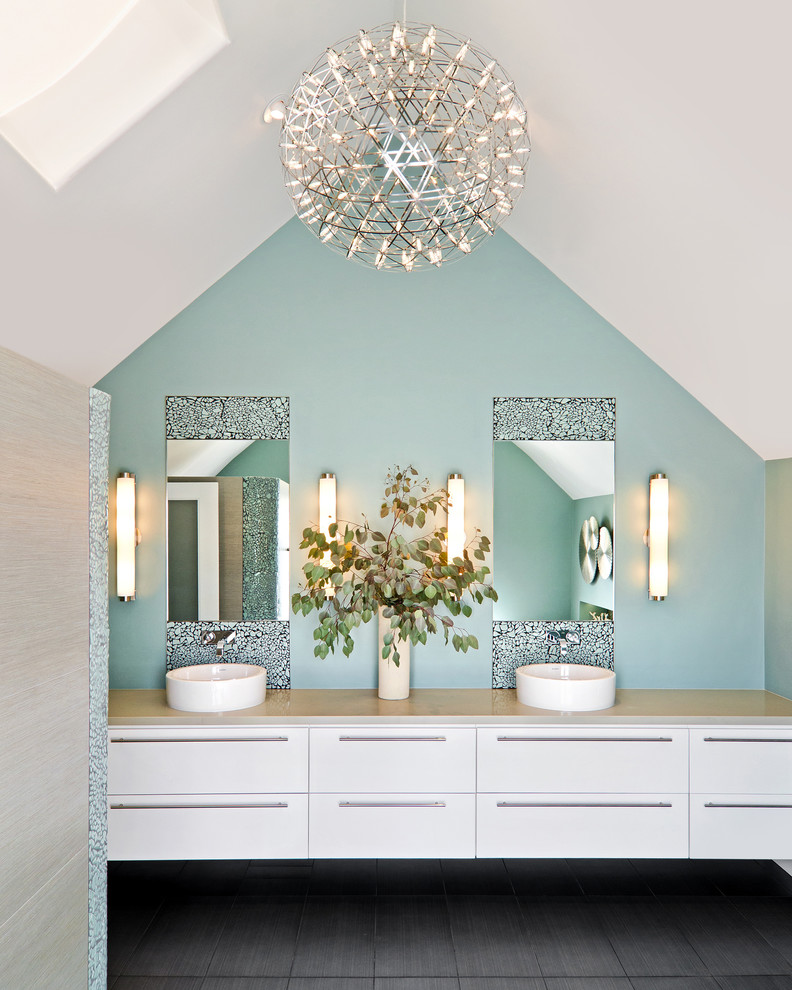 На фото: большая главная ванная комната в современном стиле с настольной раковиной, плоскими фасадами, белыми фасадами, синими стенами, столешницей из кварцита, серой плиткой, керамогранитной плиткой и полом из керамогранита с