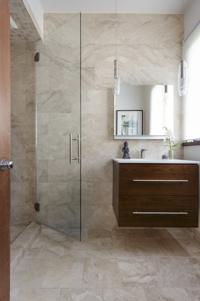 Medelhavsstil inredning av ett litet badrum med dusch, med släta luckor, bruna skåp, en dusch i en alkov, en vägghängd toalettstol, beige kakel, marmorkakel, vita väggar, marmorgolv, ett undermonterad handfat, marmorbänkskiva, beiget golv och dusch med gångjärnsdörr