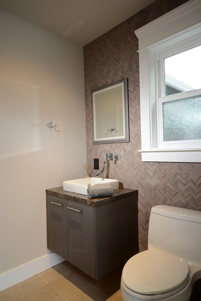 Diseño de cuarto de baño minimalista pequeño con encimera de mármol y paredes grises