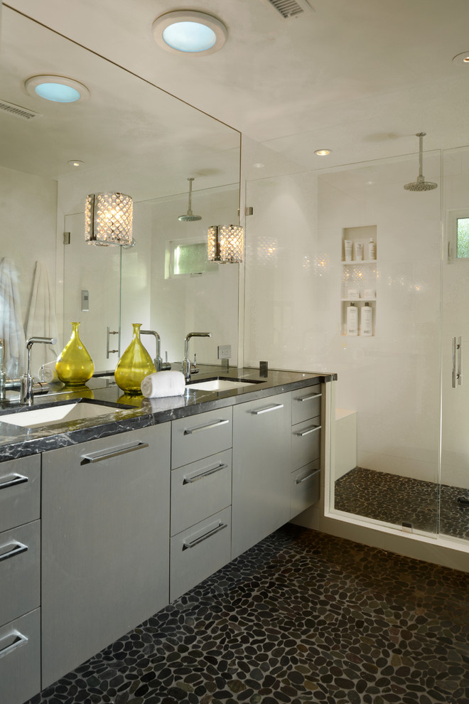 Ispirazione per una stanza da bagno con doccia design con ante grigie, piastrelle bianche, pavimento con piastrelle di ciottoli, lavabo sottopiano, ante lisce e doccia alcova