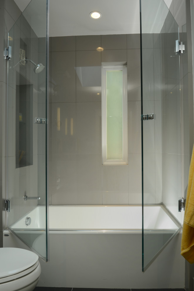 Foto de cuarto de baño moderno con bañera esquinera, ducha esquinera, baldosas y/o azulejos grises y paredes grises