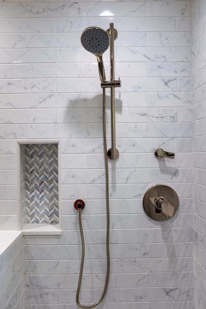 Foto di una grande stanza da bagno moderna con piastrelle in ceramica
