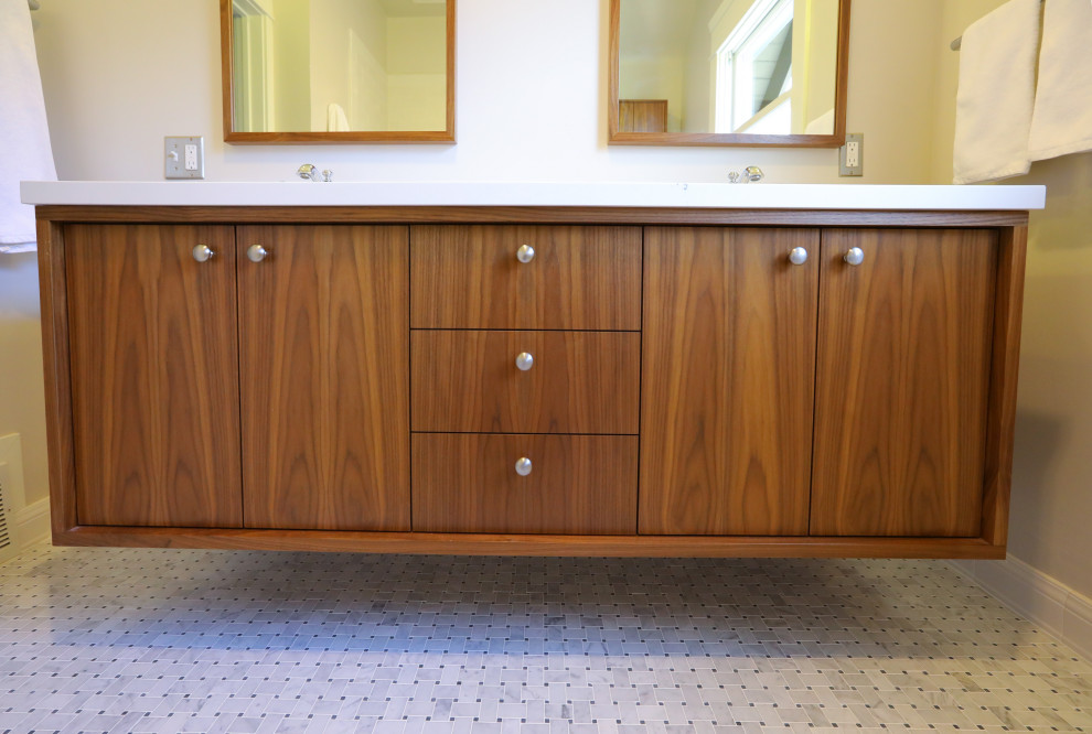 Immagine di una stanza da bagno padronale minimal di medie dimensioni con ante lisce, ante in legno bruno, due lavabi e mobile bagno sospeso