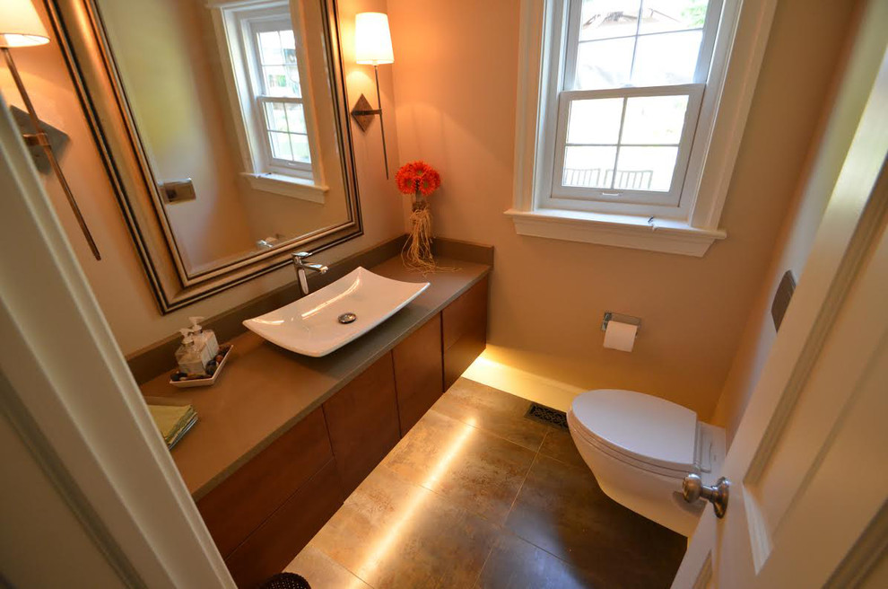 Inspiration pour une salle de bain principale design en bois brun de taille moyenne avec un placard à porte plane, une baignoire indépendante, une douche d'angle, WC à poser, des dalles de pierre, un mur gris, un sol en carrelage de céramique, une grande vasque et un plan de toilette en quartz modifié.