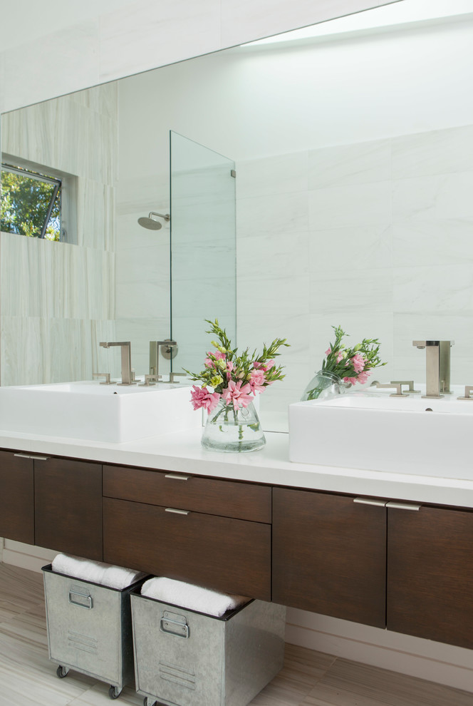 Esempio di una stanza da bagno minimal con ante lisce, ante in legno bruno, pareti bianche e lavabo a bacinella