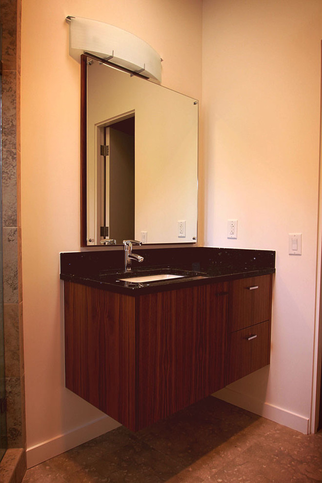 Esempio di una stanza da bagno contemporanea con lavabo da incasso, ante lisce, ante in legno scuro, top in granito, piastrelle beige, piastrelle di vetro, pareti bianche e pavimento in travertino
