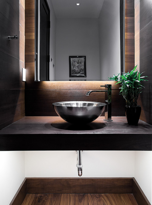 Cette image montre une petite salle d'eau minimaliste avec un mur blanc, parquet foncé, une vasque et un plan de toilette en bois.