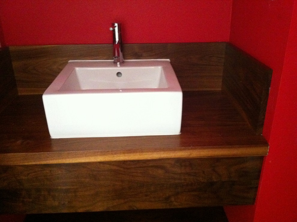 Idées déco pour une salle de bain contemporaine avec une vasque et un plan de toilette en bois.