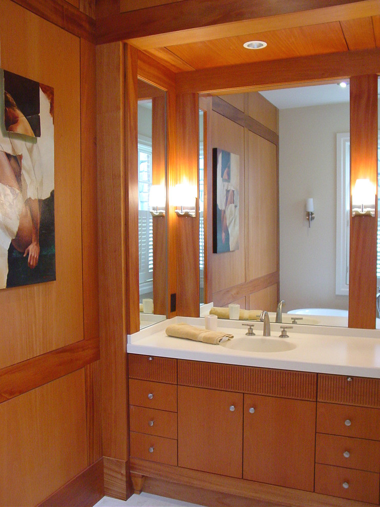 Idee per una stanza da bagno padronale minimal di medie dimensioni con ante lisce, ante in legno scuro, pareti bianche, pavimento in travertino, top in superficie solida, vasca freestanding e lavabo integrato