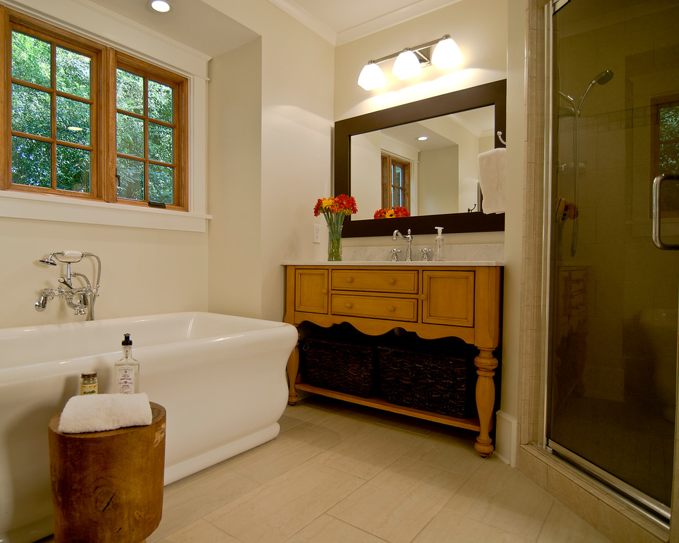 Exemple d'une salle de bain principale tendance en bois clair de taille moyenne avec un placard en trompe-l'oeil, une baignoire indépendante, une douche d'angle, un mur beige, un sol en carrelage de porcelaine, un lavabo encastré et un sol beige.