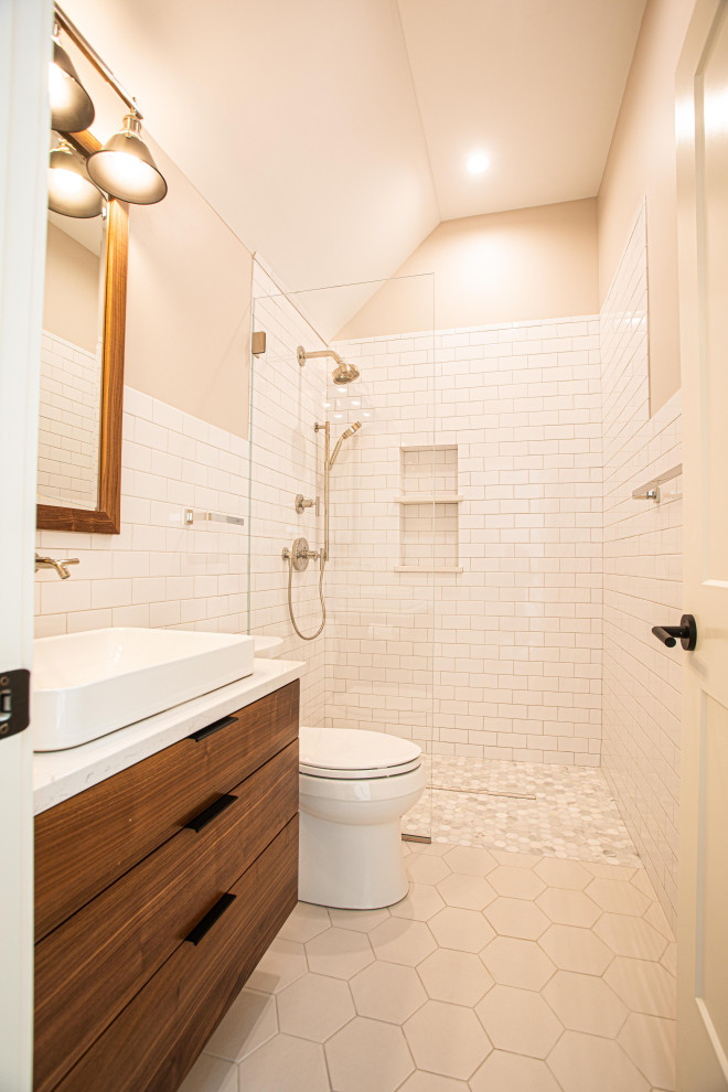 Идея дизайна: большая главная ванная комната в современном стиле с плоскими фасадами, коричневыми фасадами, отдельно стоящей ванной, душевой комнатой, унитазом-моноблоком, белой плиткой, керамической плиткой, разноцветными стенами, полом из керамогранита, настольной раковиной, столешницей из искусственного кварца, белым полом, открытым душем, белой столешницей, сиденьем для душа, тумбой под две раковины, подвесной тумбой и сводчатым потолком