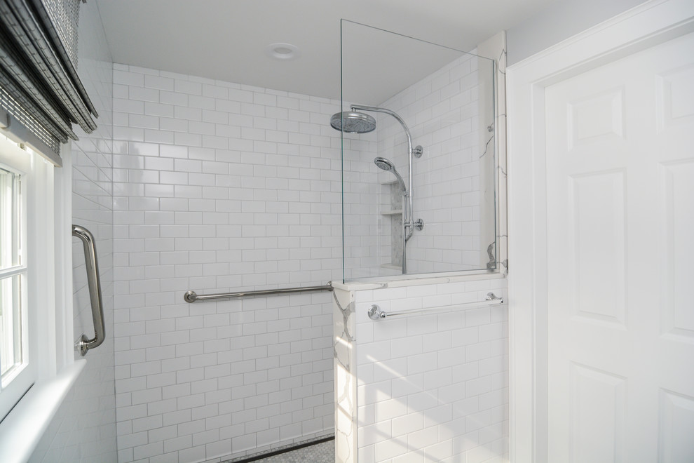 Inspiration för små klassiska grönt en-suite badrum, med luckor med infälld panel, grå skåp, en kantlös dusch, en toalettstol med separat cisternkåpa, vit kakel, tunnelbanekakel, grå väggar, marmorgolv, ett undermonterad handfat, bänkskiva i akrylsten, grått golv och med dusch som är öppen