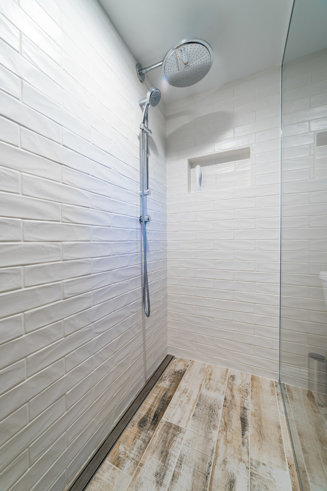 На фото: главная ванная комната среднего размера в стиле неоклассика (современная классика) с душем без бортиков, белой плиткой, керамической плиткой, полом из керамогранита, серым полом и открытым душем