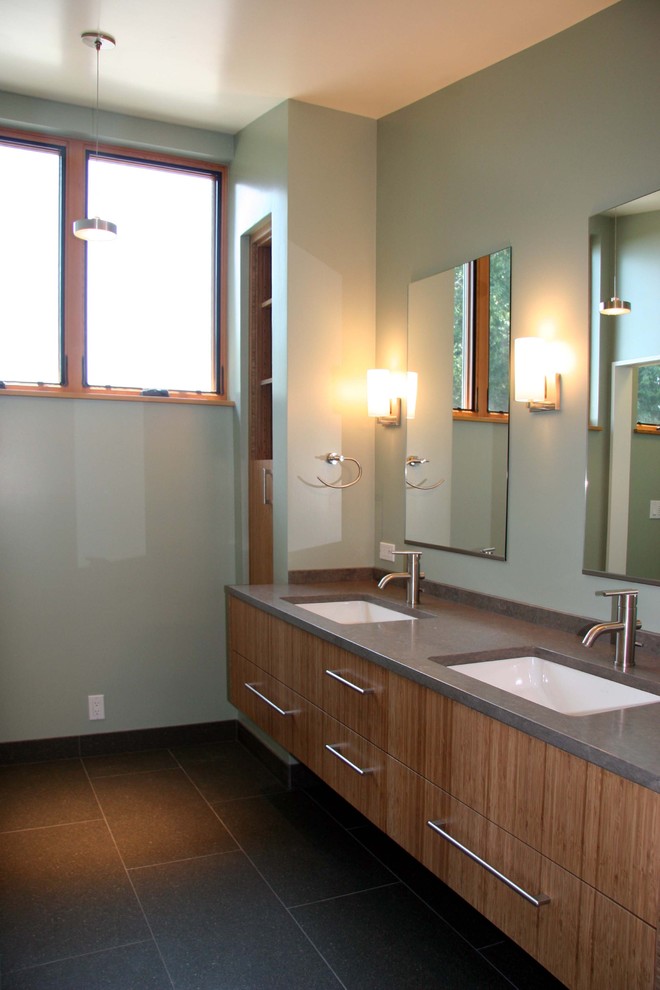 Foto de cuarto de baño actual con lavabo bajoencimera