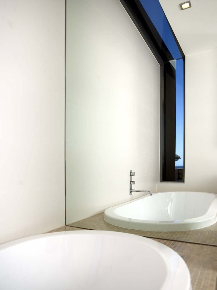 Идея дизайна: большая главная ванная комната в современном стиле с накладной ванной и белыми стенами