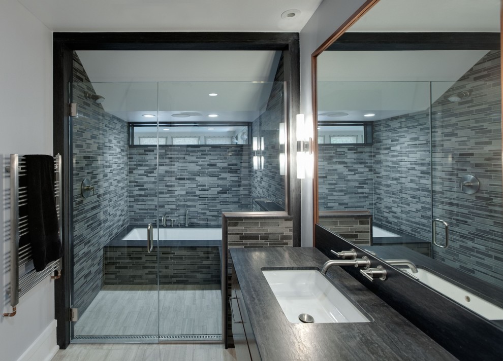 Diseño de cuarto de baño gris y negro minimalista con lavabo bajoencimera y encimeras grises