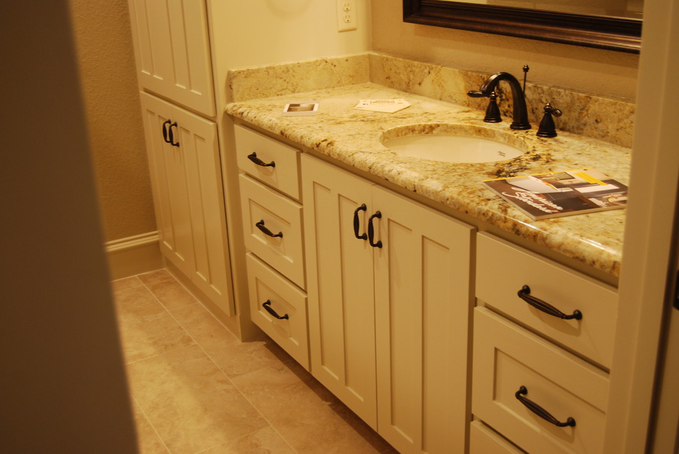 Imagen de cuarto de baño tradicional renovado de tamaño medio con armarios estilo shaker, puertas de armario blancas, paredes beige, suelo de baldosas de porcelana, aseo y ducha, lavabo bajoencimera, encimera de cuarcita y suelo beige