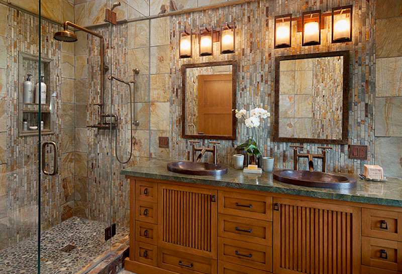 Bild på ett mellanstort amerikanskt en-suite badrum, med luckor med profilerade fronter, skåp i mellenmörkt trä, en dusch i en alkov, brun kakel, grå kakel, stenkakel, flerfärgade väggar, klinkergolv i terrakotta, ett nedsänkt handfat, marmorbänkskiva, flerfärgat golv och dusch med gångjärnsdörr