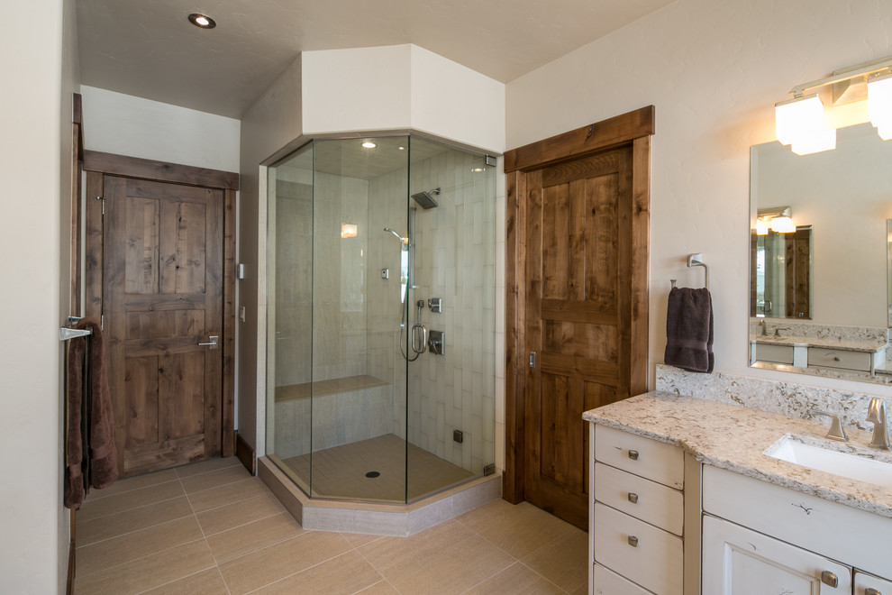 Bild på ett mellanstort rustikt en-suite badrum, med luckor med infälld panel, skåp i slitet trä, ett platsbyggt badkar, en hörndusch, beige väggar, ett undermonterad handfat och granitbänkskiva