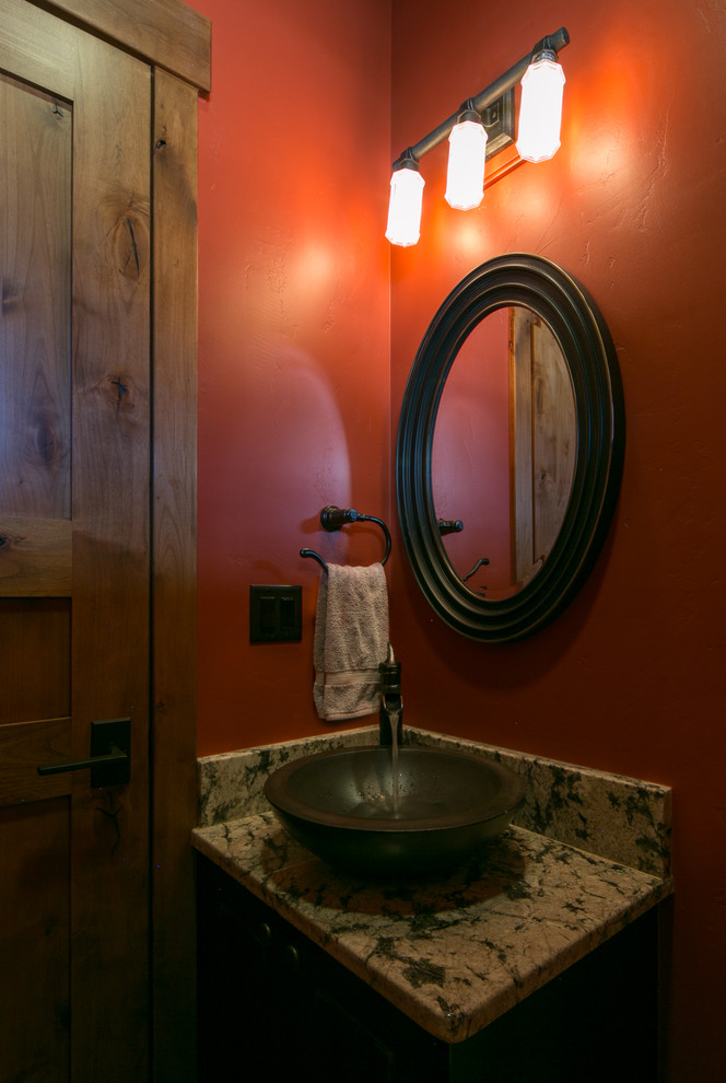 デンバーにある中くらいなラスティックスタイルのおしゃれなバスルーム (浴槽なし) (濃色木目調キャビネット) の写真