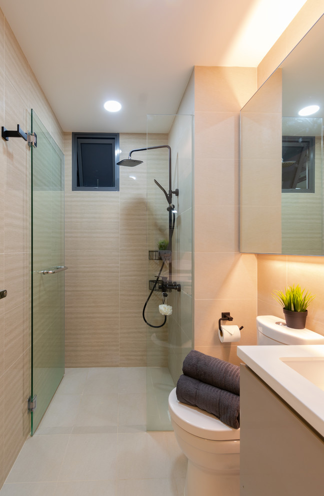 Modernes Duschbad mit flächenbündigen Schrankfronten, grauen Schränken, bodengleicher Dusche, integriertem Waschbecken, weißem Boden, Falttür-Duschabtrennung und weißer Waschtischplatte in Singapur
