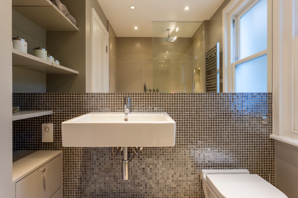 Идея дизайна: ванная комната в современном стиле с открытыми фасадами, инсталляцией, коричневыми стенами и подвесной раковиной