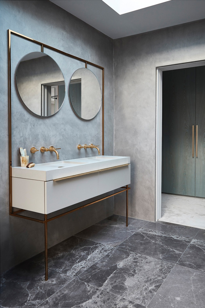 Modernes Badezimmer mit flächenbündigen Schrankfronten, weißen Schränken, grauer Wandfarbe, integriertem Waschbecken, grauem Boden und weißer Waschtischplatte in London