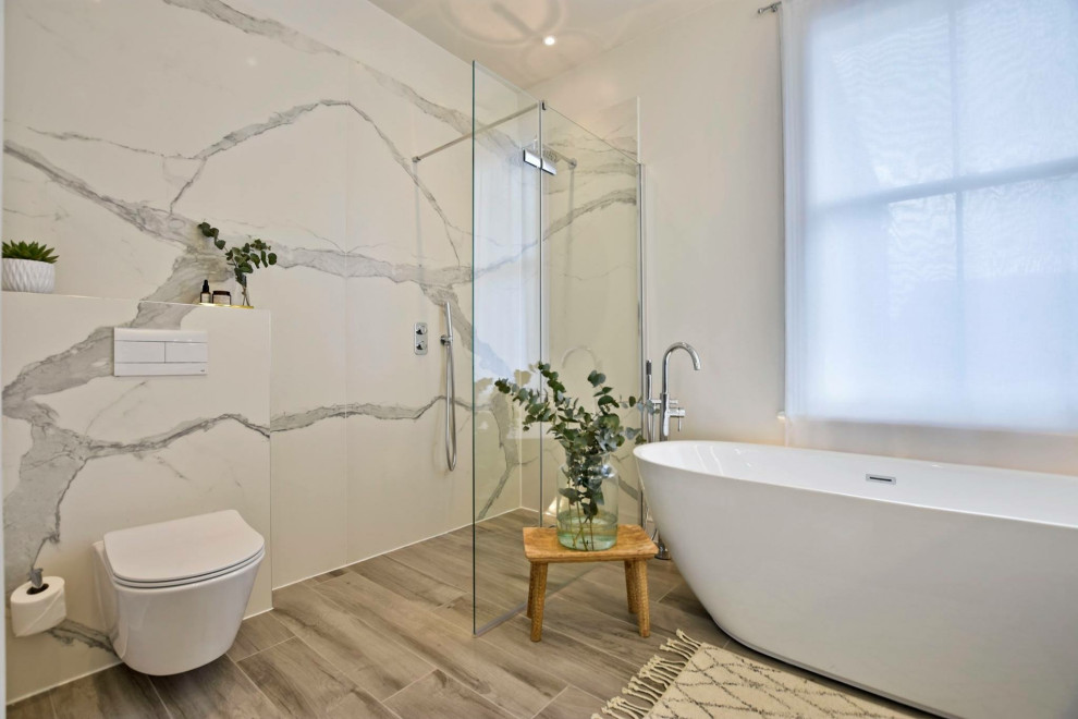 Maritimes Badezimmer mit offener Dusche, Fliesen in Holzoptik und offener Dusche in London